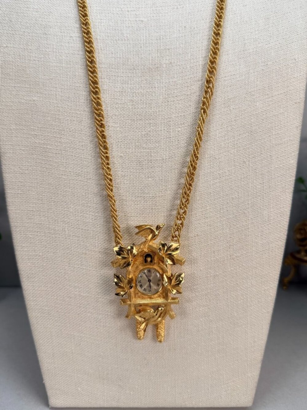 Vintage Stunning Trifari Cuckoo Clock Pendant Watch Necklace Gold Tone Birds - Picture 2 of 12